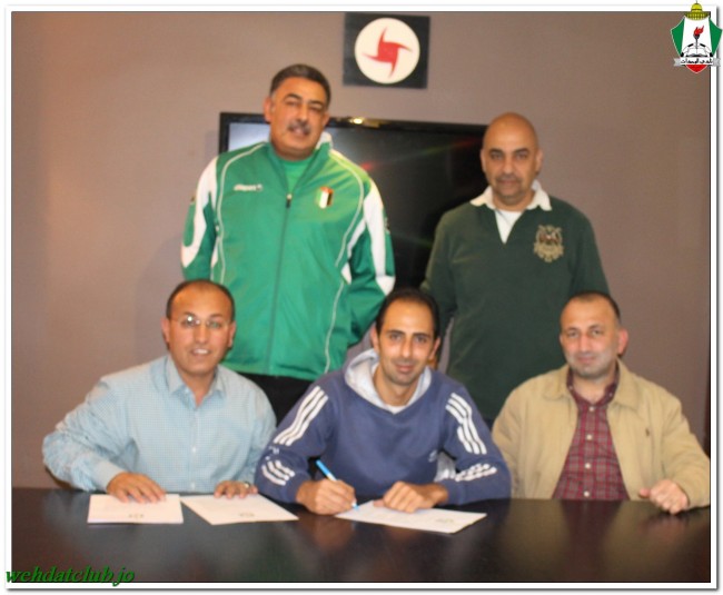 محمد الناجي وسط خلال التوقيع على عقد النادي 